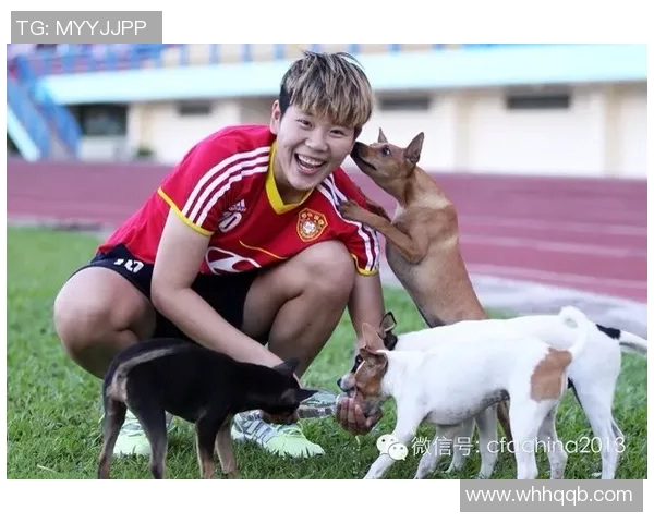 足球明星与他们的小型犬:宠物陪伴下的温馨生活瞬间